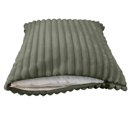 Olivovozelený vankúš s rozmermi 45x45 cm s názvom CHALET, so zipsom na boku a vnútornou výplňou, vyrobený z mäkkého materiálu s pruhovaným vzorom.