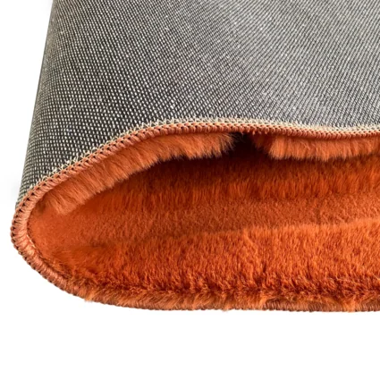 Detail koberca PUFIN TYP 2 s tehlovou farbou a 3D vzorom