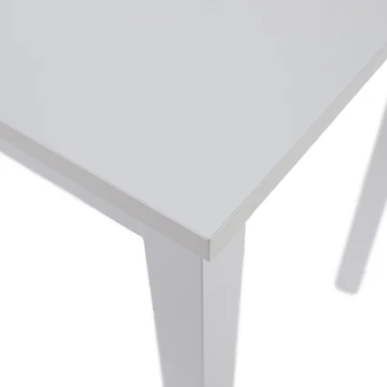 Roh bieleho jedálenského stola, detail