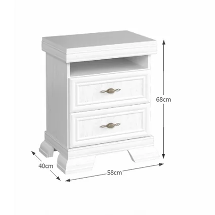Biely nočný stolík s rozmermi 68 cm výška, 58 cm šírka a 40 cm hĺbka, s dvoma zásuvkami a jednou otvorenou poličkou, elegantný dizajn.