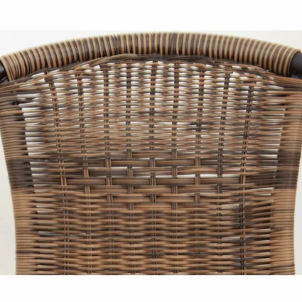 Detail ratanového výpletu stohovateľnej stoličky DOREN v hnedej farbe s čiernym kovovým rámom.