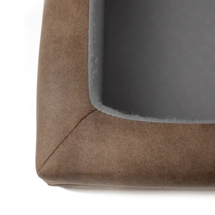 Detail sedacej súpravy v hnedej a svetlofialovej látke, pravá strana, model LANZA.