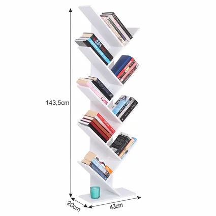 Biely regál BAKI NEW TYP 1 s rozmermi 143,5 cm výška, 43 cm šírka a 20 cm hĺbka, plný kníh a sviečky na spodnej poličke.