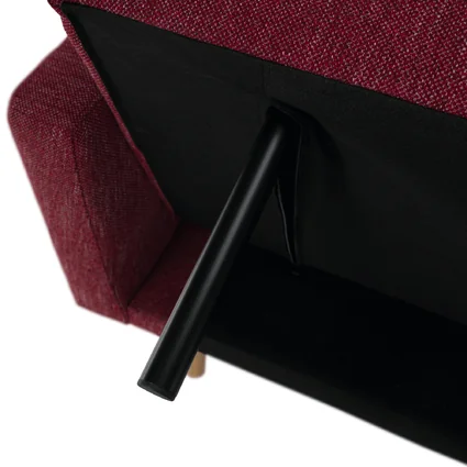 Detail rozkladacej pohovky MAVERA v bordovej farbe s kovovou opornou nohou