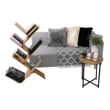 Regál z prírodného bambusu KORE v tvare stromu s knihami, vedľa šedého gauča s vankúšmi a dreveným stolíkom s dekoráciami.