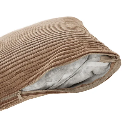 Detail zipsu na vankúši svetlohnedej farby z pohovky GILEN BIG SOFA