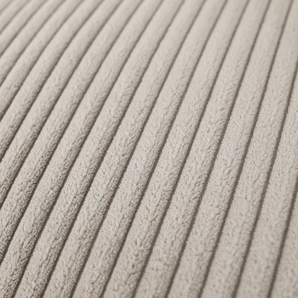 Detail látky pohovky v krémovej farbe s jemným rebrovaním