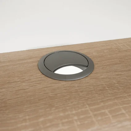 Detail káblového otvoru na PC stole z dubu sonoma s kovovým okrajom