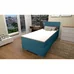Moderná azúrová boxspringová posteľ v izbe s výhľadom na mesto
