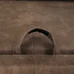 Detail hnedého poťahu sedacej súpravy s úchytkou.
